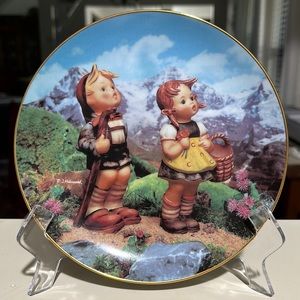 MI Hummel Plate Collection Little Companions # LR8950 ‘Little Explores’.